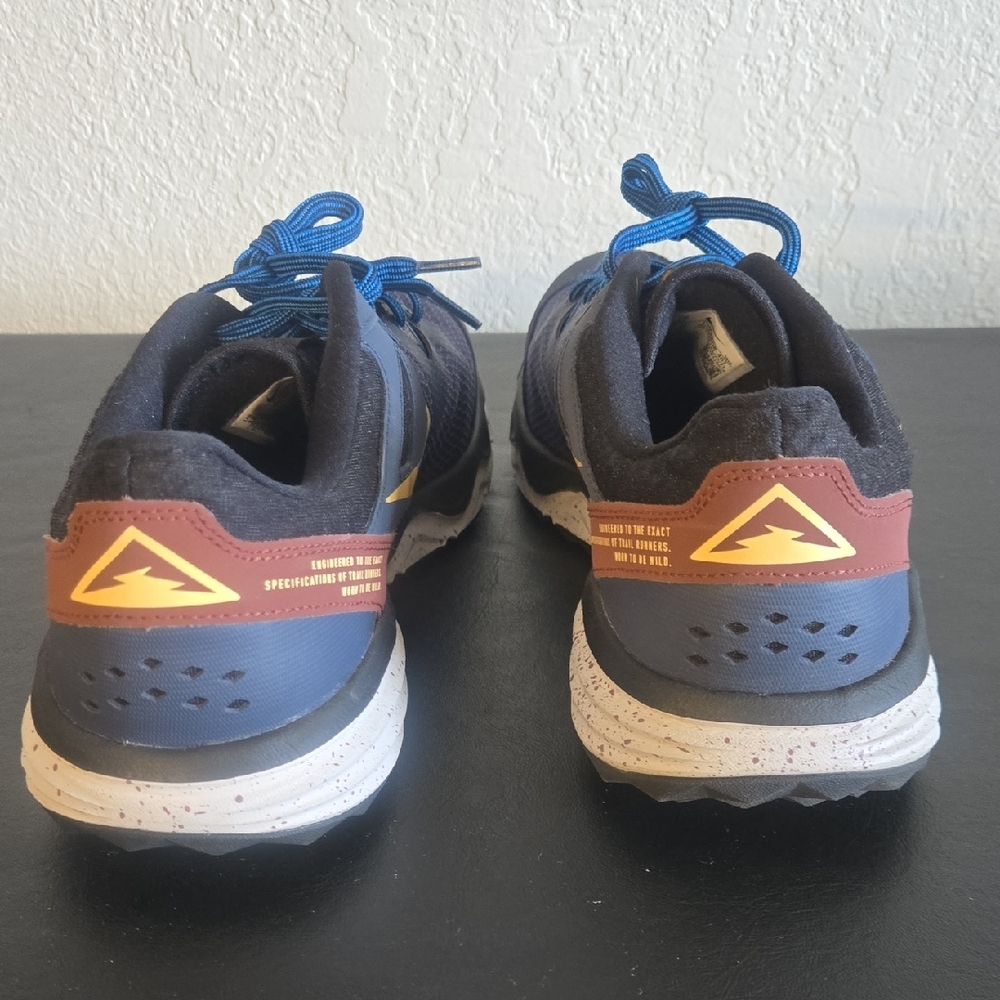Nike Men's Athletic Shoes in Blue and Cream with Reddish Brown. - Picture 4 of 9